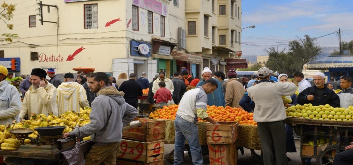 معاناة الباعة المتجولين بعمالة عين الشق بالدار البيضاء من جراء تأخير فتح السوق الخاص بهم