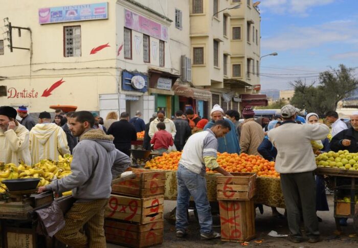 معاناة الباعة المتجولين بعمالة عين الشق بالدار البيضاء من جراء تأخير فتح السوق الخاص بهم